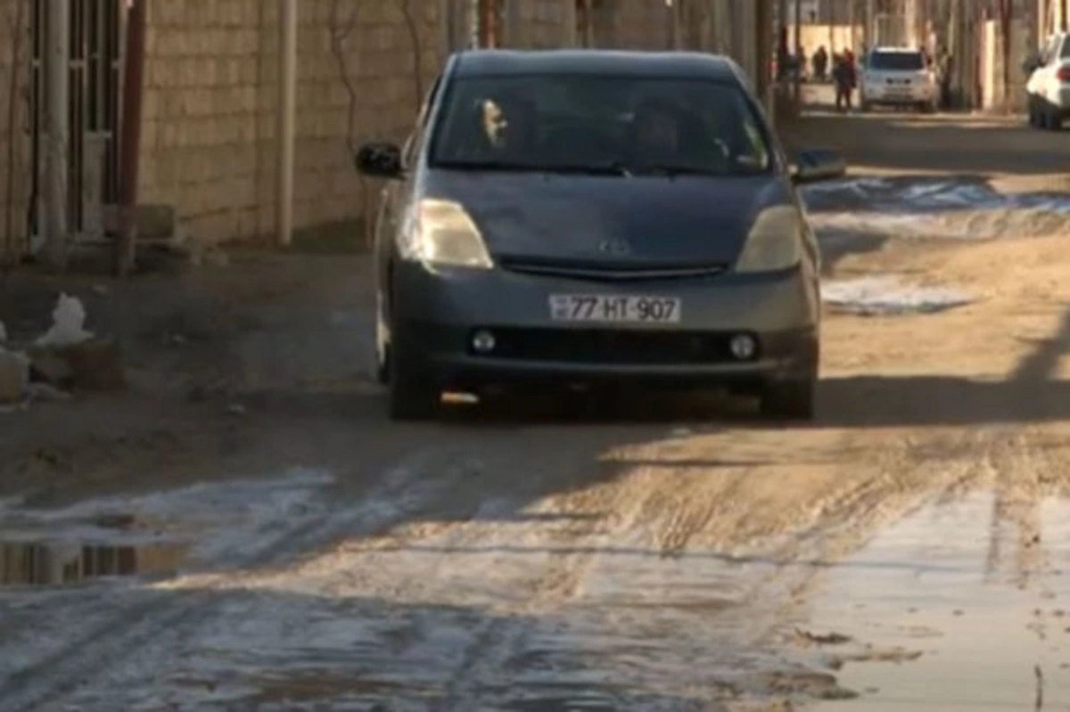 Дорога в бакинском городке "Шуша" находится в плачевном состоянии - ВИДЕО